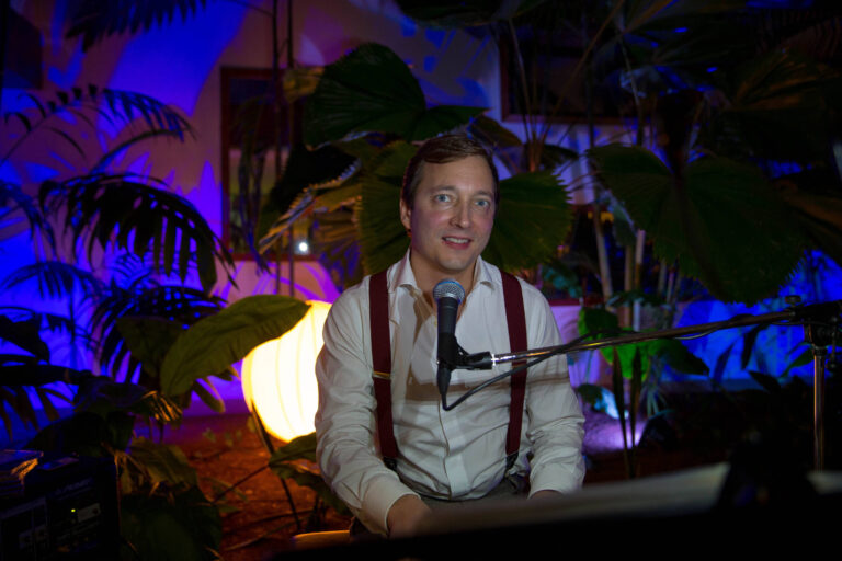 Conheça o cantor que viralizou com a sofrência ‘Evidências’ em francês