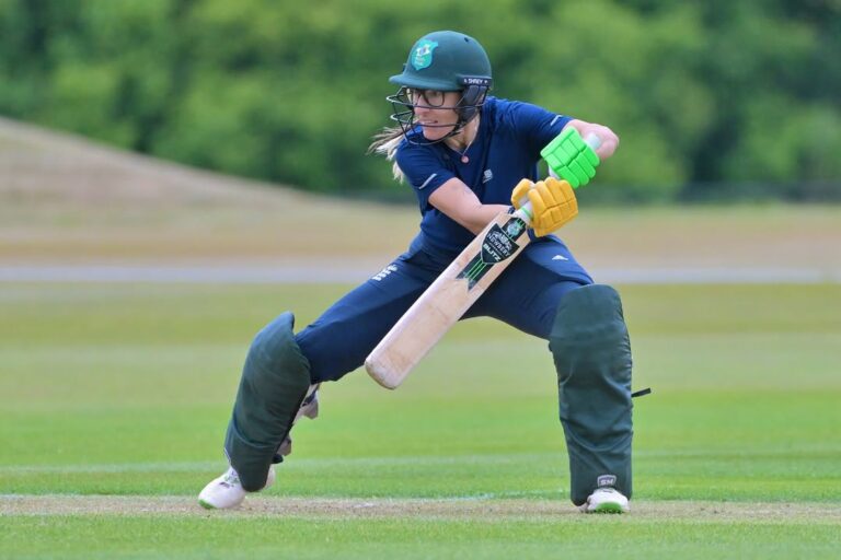 Ela mudou de vida após câncer e hoje comanda críquete em ciclo histórico