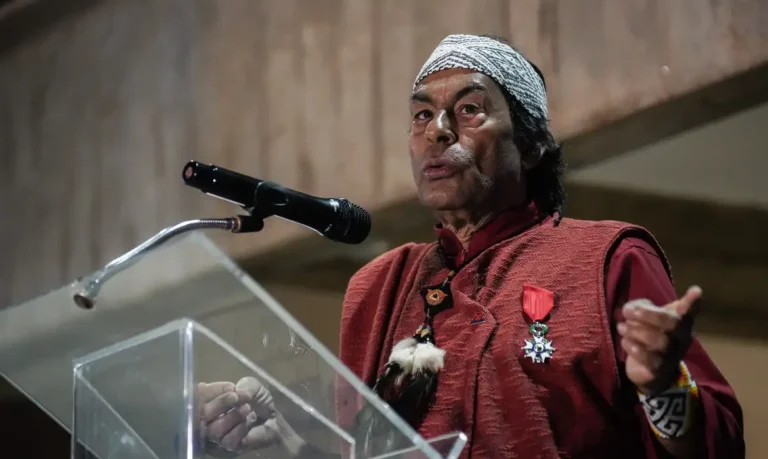 Exposição reúne obras e registros da vida de Ailton Krenak