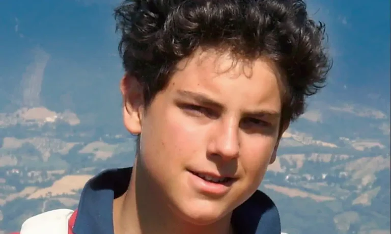 Carlo Acutis é declarado santo pelo papa Leão 14 no Vaticano