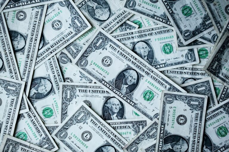 Dólar cai a R$ 5,35, menor patamar em 15 meses