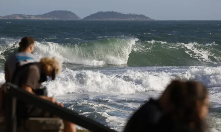 Guarda-vidas buscam casal que desapareceu na Praia do Leme