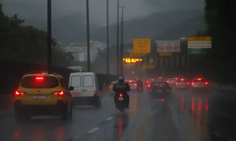 Rio tem alerta de chuva, ventos e ressaca do mar nas próximas horas