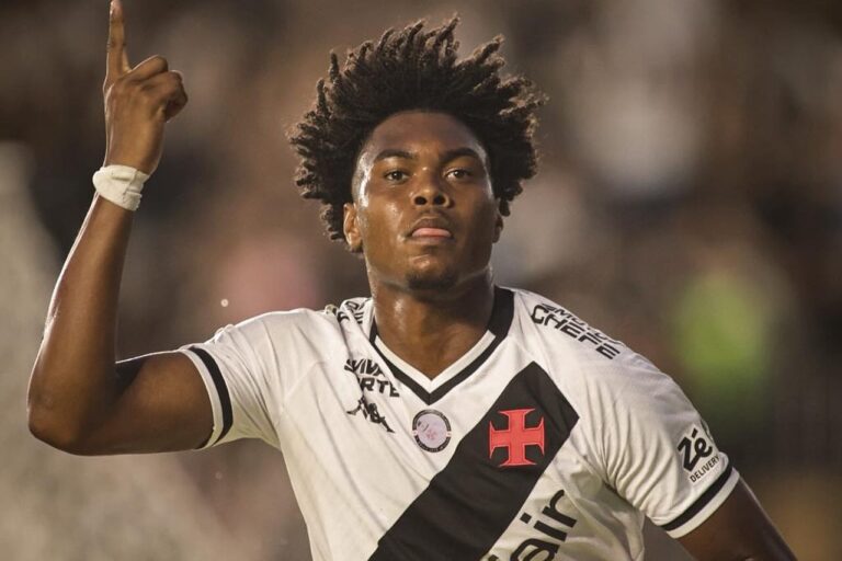 Vasco vence Vitória por 4 a 3 em jogo dramático e se afasta da zona de rebaixamento