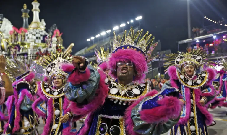 Governo quer transformar escolas de samba em pontos de cultura